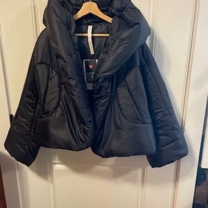 LULULEMON HOODED INSULATED WRAP. BNWT
